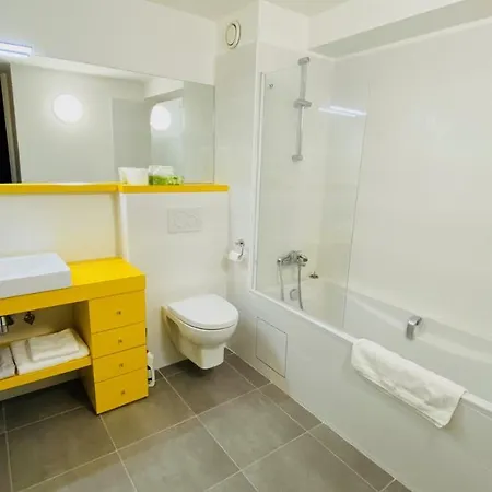 Blomet מלון דירות 4*